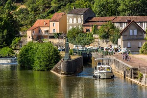 ECLUSE SUR L'YONNE PORT DE CLAMECY, CLAMECY, NIEVRE, BOURGOGNE, FRANCE 