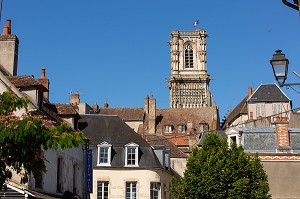 CENTRE VILLE ET COLLEGIALE SAINT-MARTIN, CLAMECY, NIEVRE, BOURGOGNE, FRANCE 