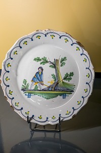 ASSIETTE DECORATIVE ILLUSTRANT LES FLOTTEURS DE BOIS, SALLES DEDIEES AU FLOTTAGE DU BOIS, MUSEE ROMAIN ROLLAND, CLAMECY, NIEVRE, BOURGOGNE, FRANCE 
