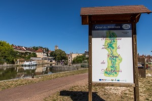 PORT, COLLEGIALE SAINT-MARTIN ET VILLE CLAMECY, NIEVRE, BOURGOGNE, FRANCE 