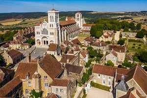 VILLAGE ET COLLINE ETERNELLE DE VEZELAY, BASILIQUE SAINTE MARIE MADELEINE, VEZELAY, YONNE, BOURGOGNE, FRANCE 