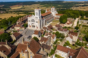 VILLAGE ET COLLINE ETERNELLE DE VEZELAY, BASILIQUE SAINTE MARIE MADELEINE, VEZELAY, YONNE, BOURGOGNE, FRANCE 