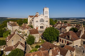 VILLAGE ET COLLINE ETERNELLE DE VEZELAY, BASILIQUE SAINTE MARIE MADELEINE, VEZELAY, YONNE, BOURGOGNE, FRANCE 