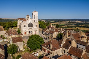 VILLAGE ET COLLINE ETERNELLE DE VEZELAY, BASILIQUE SAINTE MARIE MADELEINE, VEZELAY, YONNE, BOURGOGNE, FRANCE 