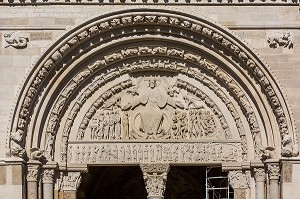 PORTAIL CENTRAL DE LA BASILIQUE SAINTE MARIE MADELEINE, VEZELAY, YONNE, BOURGOGNE, FRANCE 