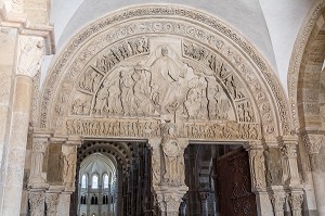 TYMPAN INTERIEUR DU NARTHEX REPRESENTANT UN CHRIST EN GLOIRE CHEFS-D'ŒUVRE DE LA SCULPTURE ROMANE, BASILIQUE SAINTE MARIE MADELEINE, VEZELAY, YONNE, BOURGOGNE, FRANCE 