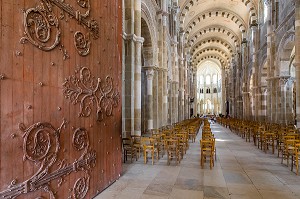 PORTAIL ET NEF, BASILIQUE SAINTE MARIE MADELEINE, VEZELAY, YONNE, BOURGOGNE, FRANCE 