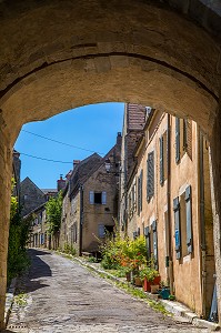 RUELLE DE VEZELAY, YONNE, BOURGOGNE, FRANCE 