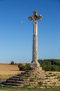 CALVAIRE DE LA CROIX MONT JOIE, DEPUIS CE MONT LE PELERIN DECOUVRE LA COLLINE ETERNELLE DE VEZELAY LA VALLEE DE LA CURE ET LE MORVAN, THAROISEAU, YONNE, BURGUNDY, FRANCE 