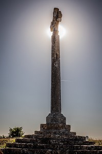 CALVAIRE DE LA CROIX MONT JOIE, DEPUIS CE MONT LE PELERIN DECOUVRE LA COLLINE ETERNELLE DE VEZELAY LA VALLEE DE LA CURE ET LE MORVAN, THAROISEAU, YONNE, BOURGOGNE, FRANCE 