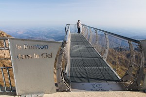 LEVER DE SOLEIL, PONTON DANS LE CIEL, PIC DU MIDI DE BIGORRE, BAGNERES DE BIGORRE, HAUTES PYRENEES, MIDI PYRENEES, OCCITANIE, FRANCE 