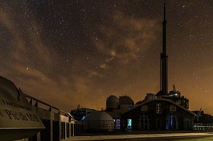 VOIE LACTEE, EMETTEUR DE TELEVISION, OBSERVATOIRE ET LES COUPOLES, PIC DU MIDI DE BIGORRE, BAGNERES DE BIGORRE, HAUTES PYRENEES, MIDI PYRENEES, OCCITANIE, FRANCE 