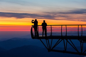 LEVER DE SOLEIL, PONTON DANS LE CIEL, PIC DU MIDI DE BIGORRE, BAGNERES DE BIGORRE, HAUTES PYRENEES, MIDI PYRENEES, OCCITANIE, FRANCE 