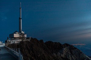 EMETTEUR DE TELEVISION, OBSERVATOIRE ET LES COUPOLES, PIC DU MIDI DE BIGORRE, BAGNERE DE BIGORRE, HAUTES PYRENEES, MIDI PYRENEES, OCCITANIE, FRANCE 