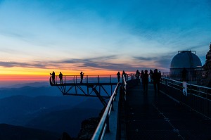 LEVER DE SOLEIL, PONTON DANS LE CIEL, PIC DU MIDI DE BIGORRE, BAGNERES DE BIGORRE, HAUTES PYRENEES, MIDI PYRENEES, OCCITANIE, FRANCE 