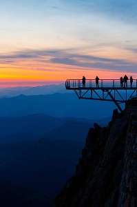 LEVER DE SOLEIL, PONTON DANS LE CIEL, PIC DU MIDI DE BIGORRE, BAGNERES DE BIGORRE, HAUTES PYRENEES, MIDI PYRENEES, OCCITANIE, FRANCE 