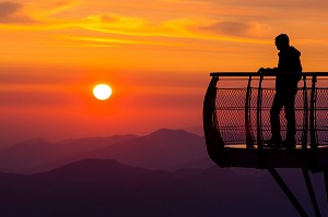 LEVER DE SOLEIL, PONTON DANS LE CIEL, PIC DU MIDI DE BIGORRE, BAGNERES DE BIGORRE, HAUTES PYRENEES, MIDI PYRENEES, OCCITANIE, FRANCE 