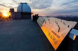 LEVE DE SOLEIL, TERRASSE DE L'OBSERVATOIRE, PIC DU MIDI DE BIGORRE, BAGNERES DE BIGORRE, HAUTES PYRENEES, MIDI PYRENEES, OCCITANIE, FRANCE 