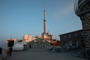 EMETTEUR DE TELEVISION, TDF, TERRASSE DE L'OBSERVATOIRE ET LES COUPOLES, PIC DU MIDI DE BIGORRE, BAGNERES DE BIGORRE, MIDI PYRENEES, OCCITANIE, FRANCE 