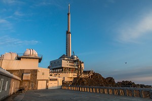 EMETTEUR DE TELEVISION, TDF, TERRASSE DE L'OBSERVATOIRE ET LES COUPOLES, PIC DU MIDI DE BIGORRE, BAGNERES DE BIGORRE, MIDI PYRENEES, OCCITANIE, FRANCE 