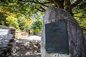 STELE SYMBOLISANT LE CLASSEMENT DU CIRQUE DE GAVARNIE AU PATRIMOINE MONDIAL DE L'UNESCO, OCCITANIE, FRANCE 