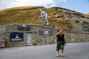 LE 'GEANT', FREQUEMMENT SURNOMMEE OCTAVE EN HOMMAGE A OCTAVE LAPIZE, LE PREMIER COUREUR A FRANCHIR LE COL, SCULPTURE MONUMENTALE REALISEE PAR JEAN BERNARD METAIS, SOMMET DU COL DU TOURMALET, HAUTES PYRENEES, FRANCE 