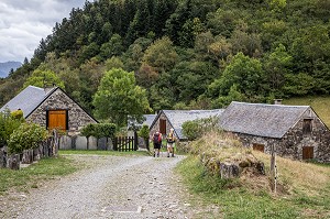 RANDONNEURS HAMEAU DE LURGUE, RESERVE NATURELLE REGIONALE D'AULON, HAUTES PYRENEES, MIDI PYRENEES, OCCITANIE, FRANCE 