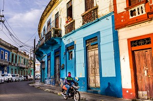 MAISONS ET HABITANTS, QUARTIER DE LA ATARAZANA, QUARTIER COLONIAL ENREGISTRE AU PATRIMOINE MONDIAL DE L'UNESCO, SAINT DOMINGUE, SANTO DOMINGO, REPUBLIQUE DOMINICAINE 