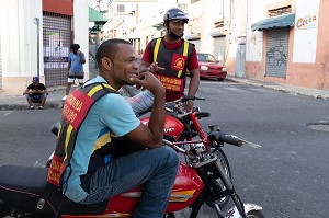 TAXI MOTO, QUARTIER COLONIAL, CLASSE AU PATRIMOINE MONDIAL DE L'UNESCO, SAINT DOMINGUE, SANTO DOMINGO, REPUBLIQUE DOMINICAINE 