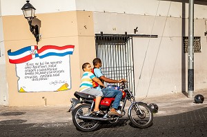 TAXI MOTO, QUARTIER COLONIAL, CLASSE AU PATRIMOINE MONDIAL DE L'UNESCO, SAINT DOMINGUE, SANTO DOMINGO, REPUBLIQUE DOMINICAINE 