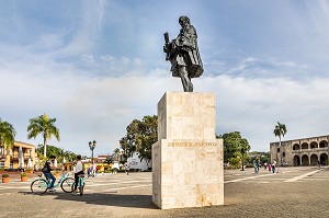 STATUE NICOLAS DE OVANDO, FONDATEUR DE LA VILLE DE SAINT DOMINGUE, QUARTIER COLONIAL ENREGISTRE AU PATRIMOINE MONDIAL DE L'UNESCO, SAINT DOMINGUE, SANTO DOMINGO, REPUBLIQUE DOMINICAINE 