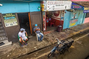 DISCUSSION DEVANT UN MAGASIN, SAN FRANCISCO DE MACORIS, REPUBLIQUE DOMINICAINE 