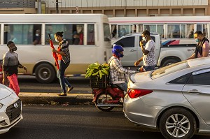 SCENE DE RUE ET VENDEURS AMBULANTS, PLAZA DE LA BANDERA, SANTO DOMINGO, REPUBLIQUE DOMINICAINE 