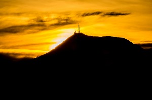 LEVER DE SOLEIL SUR LE PUY DE DOME, PONTGIBAUD, PONTGIBAUD, (63) PUY DE DOME, AUVERGNE 