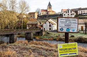 PARCOURS DE PECHE A LA MOUCHE NO KILL, SANS TUER, VILLAGE DE MONTFERMY AU BORD DE LA RIVIERE SIOULE, (63) PUY DE DOME, AUVERGNE 