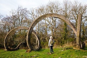 CHEMIN FAIS'ART, SCULPTURES MONUMENTALES EN PIERRE DE VOLVIC DE GILLES PEREZ, CHAPDES BEAUFORT, (63) PUY DE DOME, AUVERGNE 