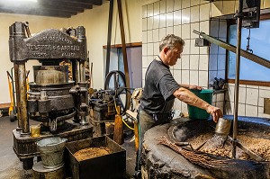 HUILERIE ARTISANALE DE BLOT L’EGLISE, FABRICATION INCHANGÉE DEPUIS 1857, BLOT L'EGLISE, COMBRAILLES, (63) PUY DE DOME, AUVERGNE 