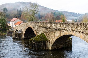 PONT DE MENAT, PONT MEDIEVAL SITUE A LA LIMITE DES COMMUNES DE MENAT ET SAINT REMY DE BLOT, MENAT, COMBRAILLES, (63) PUY DE DOME, AUVERGNE 