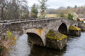 PONT DE MENAT, PONT MEDIEVAL SITUE A LA LIMITE DES COMMUNES DE MENAT ET SAINT REMY DE BLOT, MENAT, COMBRAILLES, (63) PUY DE DOME, AUVERGNE 