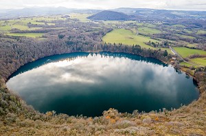 GOUR DE TAZENAT, CERCLE PARFAIT DE 700 M DE DIAMÈTRE ET PROFOND D'ENVIRON 66 M, LE GOUR DE TAZENAT EST UN LAC DE CRATÈRE OU MAAR, DONT LES EAUX SONT LIMPIDES, CHARBONNIERES LES VIEILLES, COMBRAILLES, (63) PUY DE DOME, AUVERGNE 