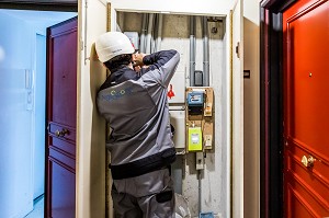 MISE EN SERVICE, REMPLACEMENT COMPTEUR ELECTRIQUE PAR COMPTEUR LINKY, CHARENTON LE PONT (94), VAL DE MARNE, ILE DE FRANCE, FRANCE, EUROPE 