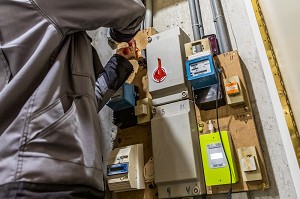 MISE EN SERVICE, REMPLACEMENT COMPTEUR ELECTRIQUE PAR COMPTEUR LINKY, CHARENTON LE PONT (94), VAL DE MARNE, ILE DE FRANCE, FRANCE, EUROPE 