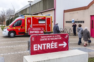 CENTRE DE VACCINATION EPHEMERE CONTRE LE COVID 19 INSTALLE DANS UN GYMNASE PAR LES SAPEURS-POMPIERS DU VAL D’OISE, SDIS 95, CERGY PONTOISE (95) 