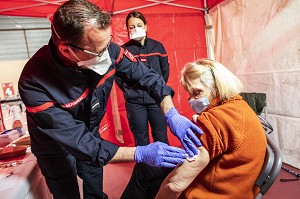 CENTRE DE VACCINATION EPHEMERE CONTRE LE COVID 19 INSTALLE DANS UN GYMNASE PAR LES SAPEURS-POMPIERS DU VAL D’OISE, SDIS 95, UN DECRET PERMET DORENAVANT A L'ENSEMBLE DES SAPEURS-POMPIERS QUI NE SONT PAS DES SERVICES DE SANTE DE PROCEDER A LA VACCINATION APRES UNE FORMATION, CERGY PONTOISE (95)