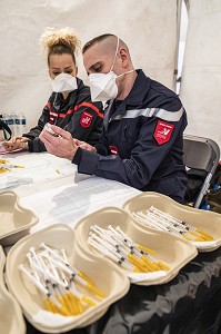 PREPARATION DES DOSES DE VACCIN MODERNA COVID 19, CENTRE DE VACCINATION EPHEMERE CONTRE LE COVID 19 INSTALLE DANS UN GYMNASE PAR LES SAPEURS-POMPIERS DU VAL D’OISE, SDIS 95, CERGY PONTOISE (95) 