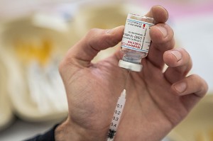 PREPARATION DES DOSES DE VACCIN MODERNA COVID 19, CENTRE DE VACCINATION EPHEMERE CONTRE LE COVID 19 INSTALLE DANS UN GYMNASE PAR LES SAPEURS-POMPIERS DU VAL D’OISE, SDIS 95, CERGY PONTOISE (95) 