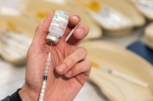 PREPARATION DES DOSES DE VACCIN MODERNA COVID 19, CENTRE DE VACCINATION EPHEMERE CONTRE LE COVID 19 INSTALLE DANS UN GYMNASE PAR LES SAPEURS-POMPIERS DU VAL D’OISE, SDIS 95, CERGY PONTOISE (95) 