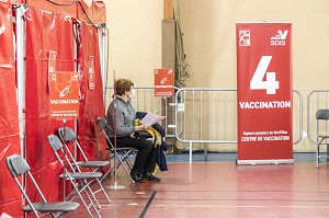 CENTRE DE VACCINATION EPHEMERE CONTRE LE COVID 19 INSTALLE DANS UN GYMNASE PAR LES SAPEURS-POMPIERS DU VAL D’OISE, SDIS 95, CERGY PONTOISE (95) 