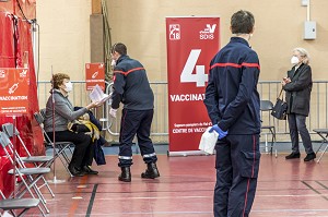 CENTRE DE VACCINATION EPHEMERE CONTRE LE COVID 19 INSTALLE DANS UN GYMNASE PAR LES SAPEURS-POMPIERS DU VAL D’OISE, SDIS 95, UN DECRET PERMET DORENAVANT A L'ENSEMBLE DES SAPEURS-POMPIERS QUI NE SONT PAS DES SERVICES DE SANTE DE PROCEDER A LA VACCINATION APRES UNE FORMATION, CERGY PONTOISE (95)