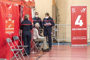 CENTRE DE VACCINATION EPHEMERE CONTRE LE COVID 19 INSTALLE DANS UN GYMNASE PAR LES SAPEURS-POMPIERS DU VAL D’OISE, SDIS 95, UN DECRET PERMET DORENAVANT A L'ENSEMBLE DES SAPEURS-POMPIERS QUI NE SONT PAS DES SERVICES DE SANTE DE PROCEDER A LA VACCINATION APRES UNE FORMATION, CERGY PONTOISE (95)